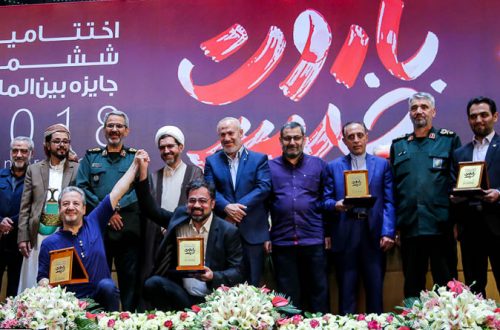 تقدیر از دبیر جشنواره حقوق بشر آمریکایی در اختتامیه جایزه جهانی باروت خیس